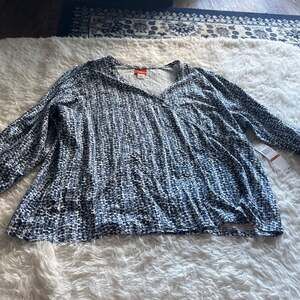 Hearts of Palm Woman Plus Size 3X Blue and White Heart Column Print V-Neck Top